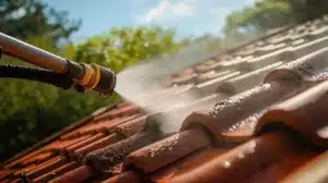 travail de nettoyage sur une toiture inclinée en tuiles, illustrant les mesures de sécurité pour un entretien efficace