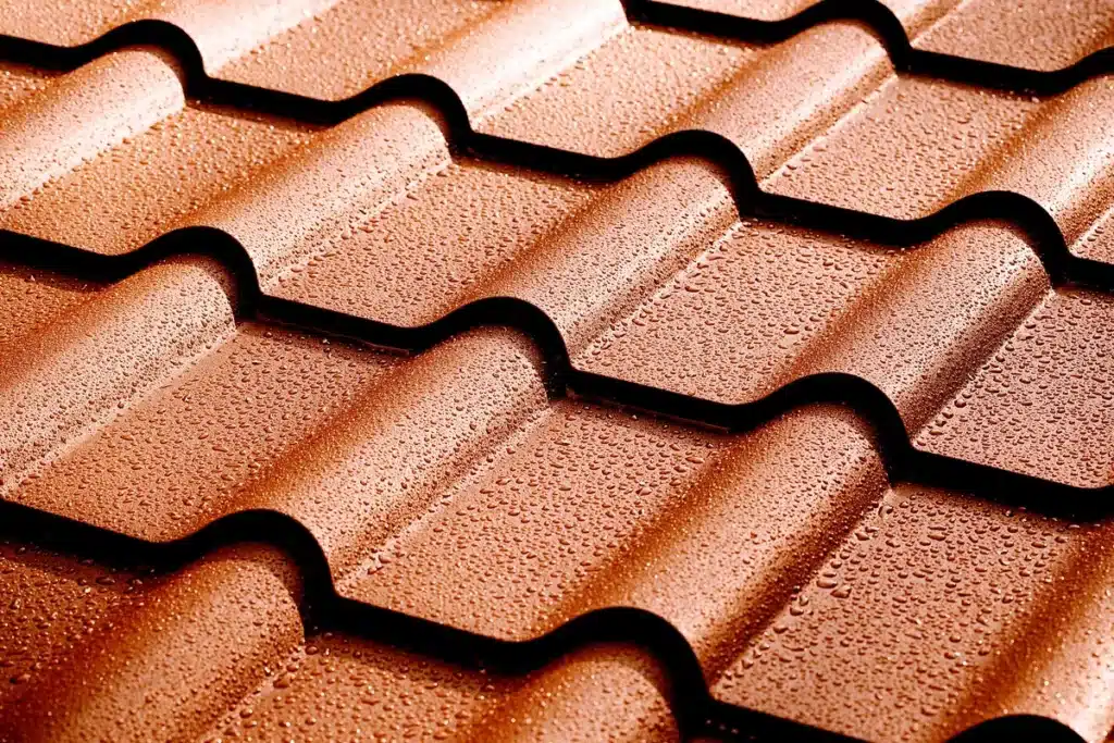 Tuiles nouvellement peintes avec une couche de protection imperméabilisante.