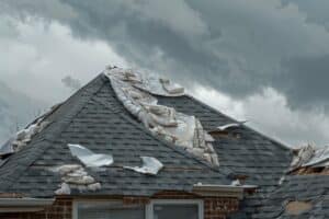 toiture gravement endommagée par des intempéries, nécessitant une intervention d'urgence pour sécurisation et réparation